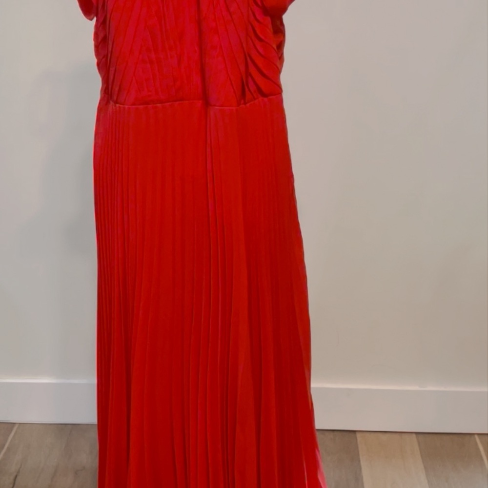 Monique Lhuillier Vibrant Red Gown